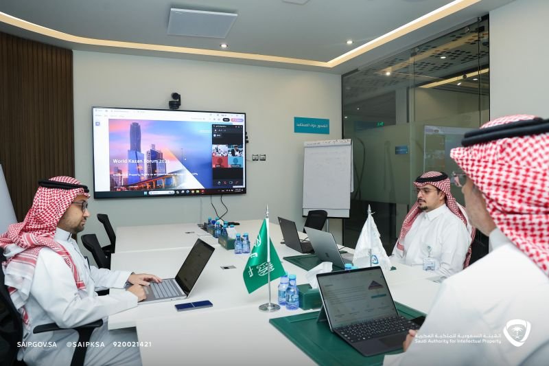 مكتب ترجمة الرياض  يبحث الكثير من الأفراد والشركات عن مكتب ترجمة الرياض يوفر خدمات ترجمة دقيقة تلبي المتطلبات الرسمية والمهنية. فمع توسع الأعمال الدولية، وازدياد الابتعاث، وتعدد المعاملات الحكومية، أصبحت الترجمة الاحترافية عنصرًا أساسيًا لضمان قبول المستندات وسهولة التواصل مع الجهات المختلفة.  ولا تقتصر الترجمة على نقل الكلمات بين اللغات، بل تعتمد على فهم السياق، واستخدام المصطلحات المناسبة، والحفاظ على المعنى الأصلي للنص. لذلك، فإن اختيار مكتب ترجمة الرياض الذي يضم مترجمين متخصصين يضمن الحصول على ترجمة عالية الجودة، سواء كانت لمستندات شخصية أو وثائق تجارية أو ملفات قانونية أو تقارير طبية.  في هذا المقال، نستعرض أهمية خدمات الترجمة الاحترافية، وأبرز الخدمات التي تقدمها مكاتب الترجمة في الرياض، والمعايير التي تساعدك على اختيار المكتب المناسب.  لماذا تحتاج إلى مكتب ترجمة الرياض؟  تتطلب العديد من الإجراءات الرسمية والتجارية تقديم مستندات مترجمة بدقة، لذلك يلجأ العملاء إلى مكاتب الترجمة المتخصصة للحصول على خدمة احترافية توفر الوقت وتقلل من احتمالية رفض الوثائق.  وتشمل أبرز الأسباب التي تدفع العملاء إلى الاستعانة بـ مكتب ترجمة الرياض ما يلي:  ترجمة الوثائق الرسمية. ترجمة العقود والاتفاقيات. ترجمة الشهادات الدراسية. ترجمة التقارير الطبية. ترجمة السجل التجاري والنظام الأساسي للشركات. ترجمة الملفات المالية. ترجمة المواقع الإلكترونية. ترجمة المحتوى التسويقي. الخدمات التي يقدمها مكتب ترجمة الرياض  تقدم مكاتب الترجمة في الرياض خدمات متنوعة تناسب مختلف القطاعات.  ترجمة الوثائق الرسمية  تشمل ترجمة شهادات الميلاد، وشهادات الزواج، وجوازات السفر، وبطاقات الهوية، ورخص القيادة، وغيرها من المستندات المطلوبة لدى الجهات الحكومية والسفارات.  الترجمة القانونية  تشمل العقود، والوكالات، والأحكام القضائية، والعقود التجارية، والمذكرات القانونية، مع الالتزام بالمصطلحات القانونية الدقيقة.  الترجمة الطبية  تشمل التقارير الطبية، ونتائج التحاليل، والتقارير العلاجية، والبحوث الطبية، ونشرات الأدوية.  الترجمة الأكاديمية  تشمل الرسائل الجامعية، والأبحاث العلمية، والكتب الأكاديمية، والأوراق البحثية، مع المحافظة على الأسلوب العلمي.  الترجمة التجارية  تشمل ترجمة خطط الأعمال، والعروض الاستثمارية، والتقارير السنوية، والمراسلات التجارية، والمواد التسويقية.  مزايا اختيار مكتب ترجمة الرياض ترجمة دقيقة  يعتمد المكتب على مترجمين متخصصين في مجالات متعددة لضمان نقل المعنى بصورة صحيحة.  الالتزام بالوقت  يحرص المكتب على تسليم المشروعات في الموعد المحدد مع الحفاظ على جودة الترجمة.  سرية المعلومات  تحظى جميع الملفات بدرجة عالية من السرية، سواء كانت مستندات شخصية أو ملفات خاصة بالشركات.  مراجعة احترافية  تمر جميع الترجمات بمرحلة مراجعة لغوية وتدقيق نهائي لضمان جودة النص قبل التسليم.  كيف تختار أفضل مكتب ترجمة الرياض؟  لضمان الحصول على خدمة احترافية، احرص على مراعاة النقاط التالية:  خبرة المكتب في مجال الترجمة. وجود مترجمين متخصصين في كل مجال. تقديم ترجمة معتمدة عند الحاجة. وجود فريق للمراجعة والتدقيق. الالتزام بالمواعيد. توفير خدمة عملاء سريعة. الشفافية في الأسعار. من هم المستفيدون من خدمات مكتب ترجمة الرياض؟  تخدم مكاتب الترجمة شريحة واسعة من العملاء، مثل:  الأفراد. الطلاب. الباحثين. الجامعات. الشركات. المستثمرين. المستشفيات. مكاتب المحاماة. الجهات الحكومية. المؤسسات غير الربحية. دور مكتب ترجمة الرياض في دعم الأعمال الدولية  مع توسع الشركات السعودية في الأسواق العالمية، أصبحت الترجمة الاحترافية جزءًا أساسيًا من نجاح الأعمال. فترجمة العقود، والعروض التجارية، والتقارير المالية، والمراسلات الرسمية تساعد على بناء علاقات قوية مع الشركاء والعملاء في مختلف الدول.  ولهذا، يحرص مكتب ترجمة الرياض على تقديم خدمات ترجمة احترافية تدعم الشركات في التواصل الدولي، مع الحفاظ على الدقة والسرية والالتزام بالمعايير المهنية.